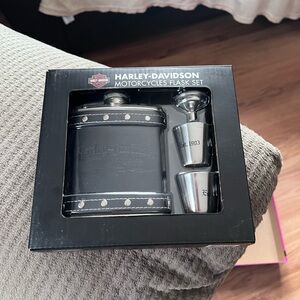 Harley-Davidson Black and Silver Flask Gift Set